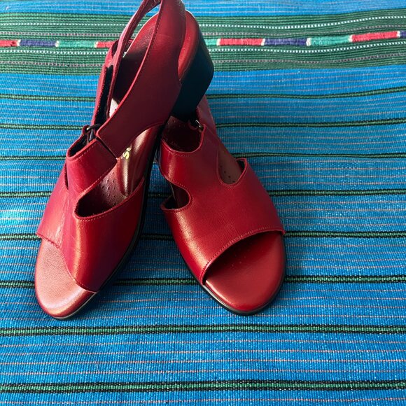 SAS cherry red velcro sandals like new size 7 - Picture 5 of 5